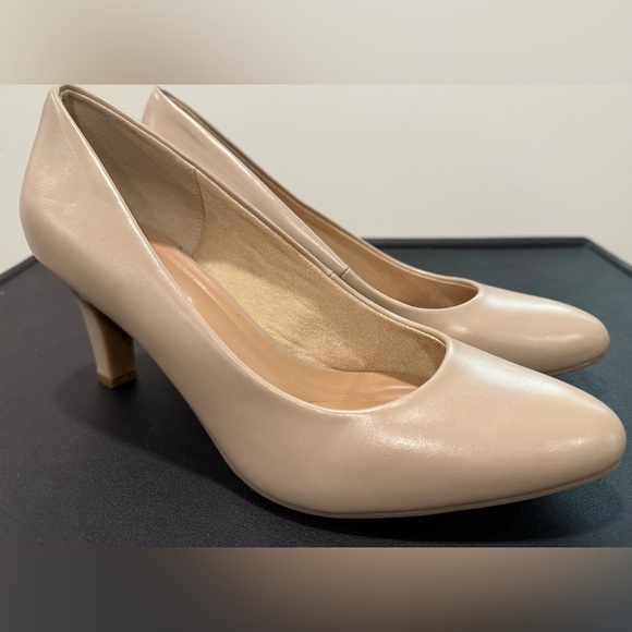 Kelly & Katie Cream Heels Neutral Officewear Party Minimalist Semi Formal - Picture 4 of 7